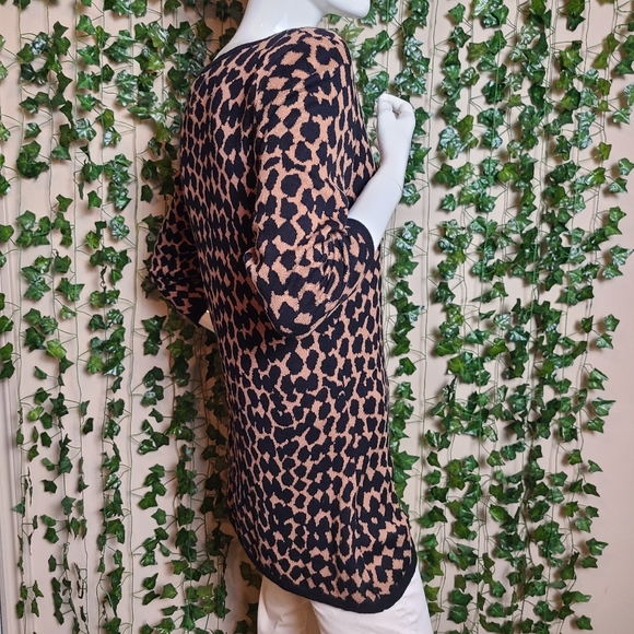 Max Studio Women's Animal Print Chic Contemporary Long Sleeves Tunic Sweater - Picture 5 of 12